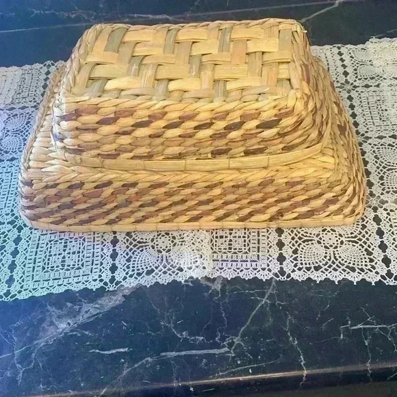 1980s Vintage Set of 2 Anchor
Hocking Amber Casserole Dishes in Baskets - Picture 7 of 16